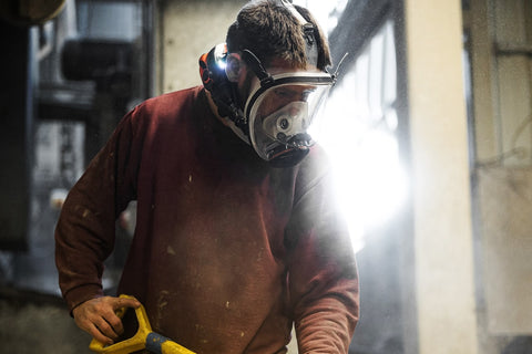 CleanSpace CST helmaske i bruk i støvete industrimiljø