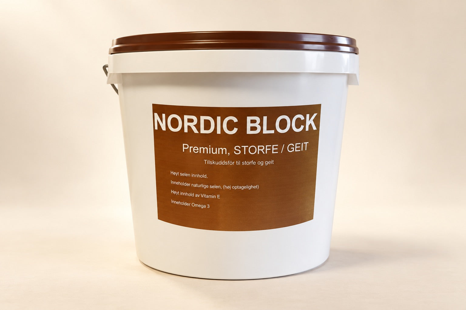 Nordic Block Premium Storfe/Geit – mineralbøtte med brunt lokk mot en lys bakgrunn
